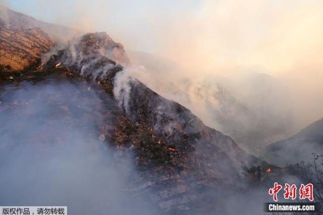 美国加州山火持续肆虐 当地动用多架飞机灭火